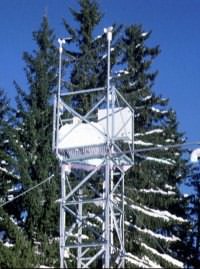 Pylone avec girouette et anémomètre